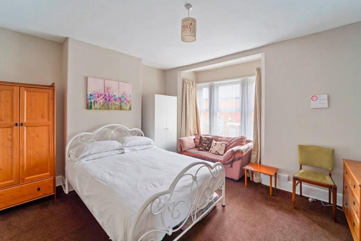 4 Bed Homely Retreat - Wolverhampton Exterior foto